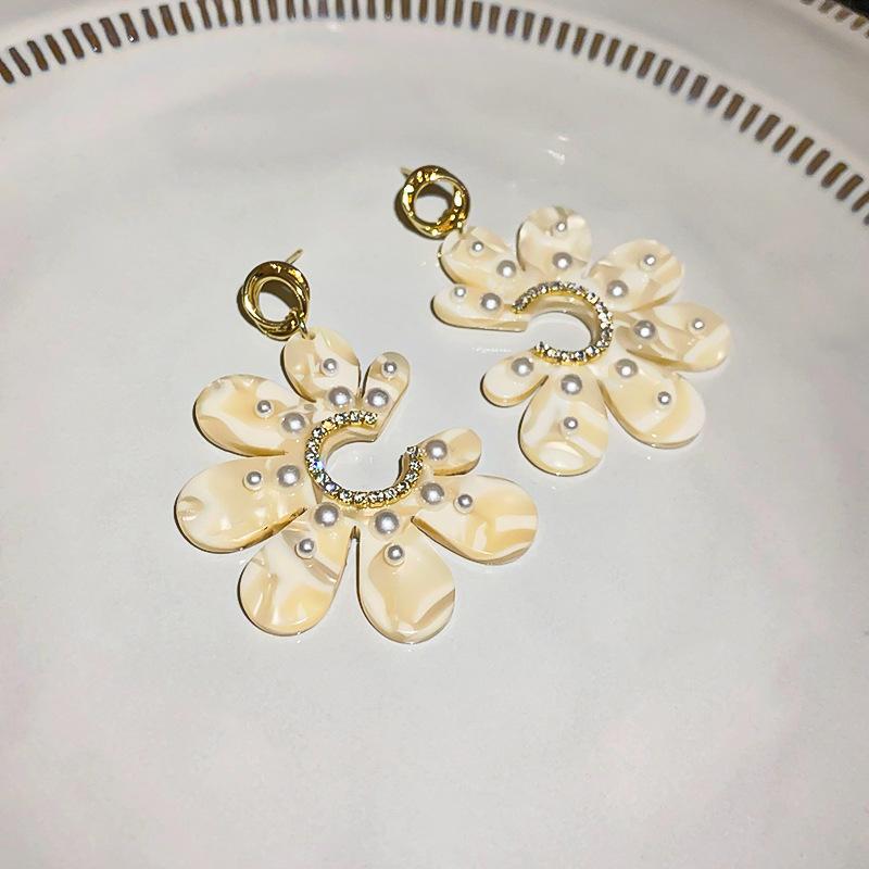 

Серебряные серьги-гвоздики, инкрустированные стразами, цветочные серьги из искусственного жемчуга. Высокие достойные серьги-гвоздики. Модный дизайн меньшинств. Женские серьги.