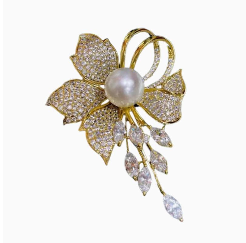 Exquisite Flower Imitation Pearl Brooches for Women Shiny Rhinestone Lapel Pins Sweater Cardigan Jewelry Gifts