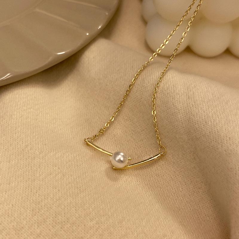 Gold Pearl Pendant Clavicle Necklace for Women - Elegant Choker Design
