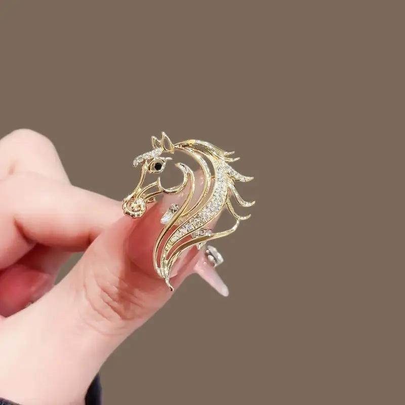1Pc Pin Fashion Horse Brooch Temperament Clothing Decoration Minimalist fashion Hollow Zinc Alloy