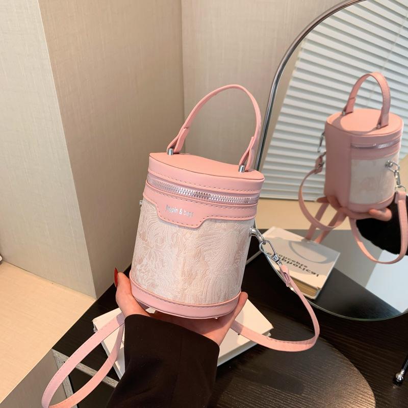 

This year s popular handbag women s 2025 new fashion trendy and beautiful casual bucket bag niche design messenger bag розовый