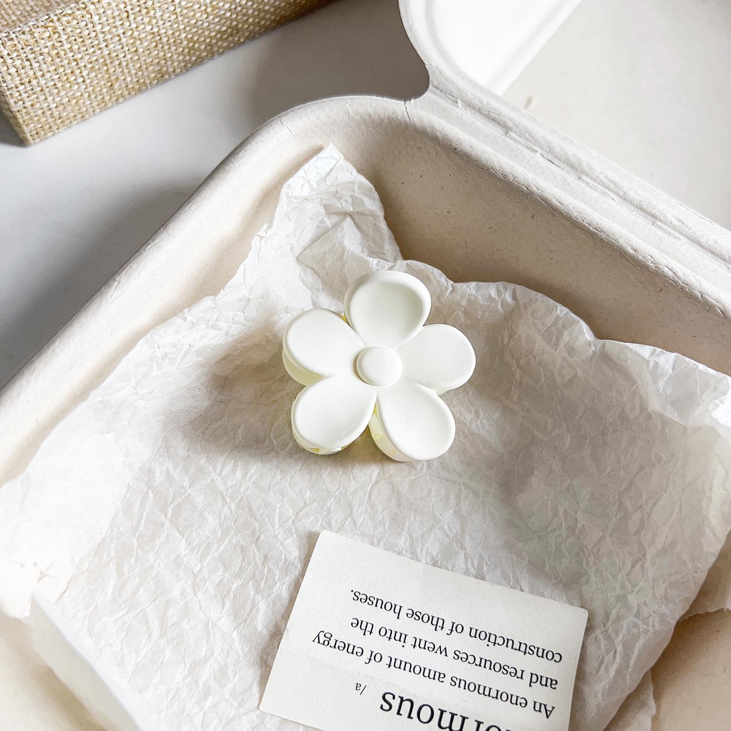 

Универсальная заколка для волос в виде акулы с матовым цветочным узором для хвостиков и полузавязанных причесок PS