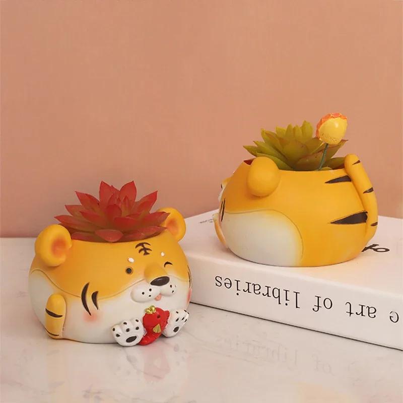 Cute Tiger Small Plant Pot Resin Succulent Planter for Home Office Desk Decor Mini Ornament Fairy Garden Decorative Flowerpot