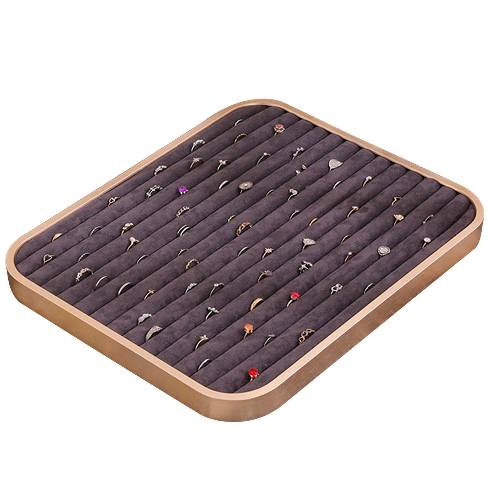 

Элегантная деревянная вставка для ящика. Мягкие и элегантные кольца. Вставка для хранения ювелирных изделий. Стильный поднос для демонстрации колец. серый