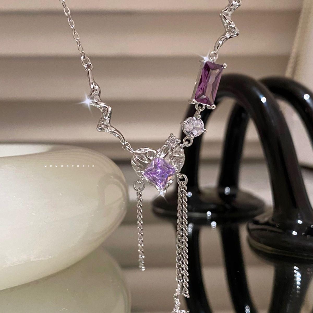 

Елегантне чорне цирконієве кольє-метелик з дизайном-китицею