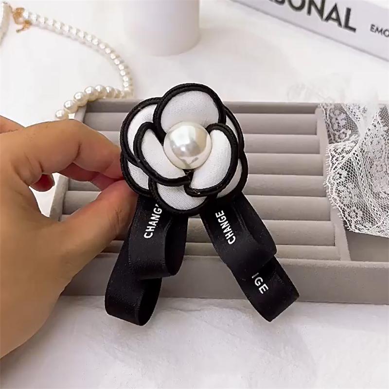 Kamelienperlenbrosche Ganzjahres-Universal-Trauerschmuck-Anstecknadel High-End Französisch Retro Elegant Tasche Stoff Schal Accessoire Brosche