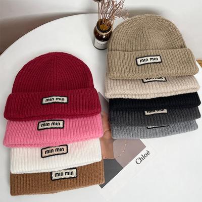 Neuer einfacher Wollhut mit Buchstaben für Damen im Herbst und Winter, warmer Strickhut, vielseitig für draußen, Ohrenschutz, kleines Gesicht, Kältemütze für Herren