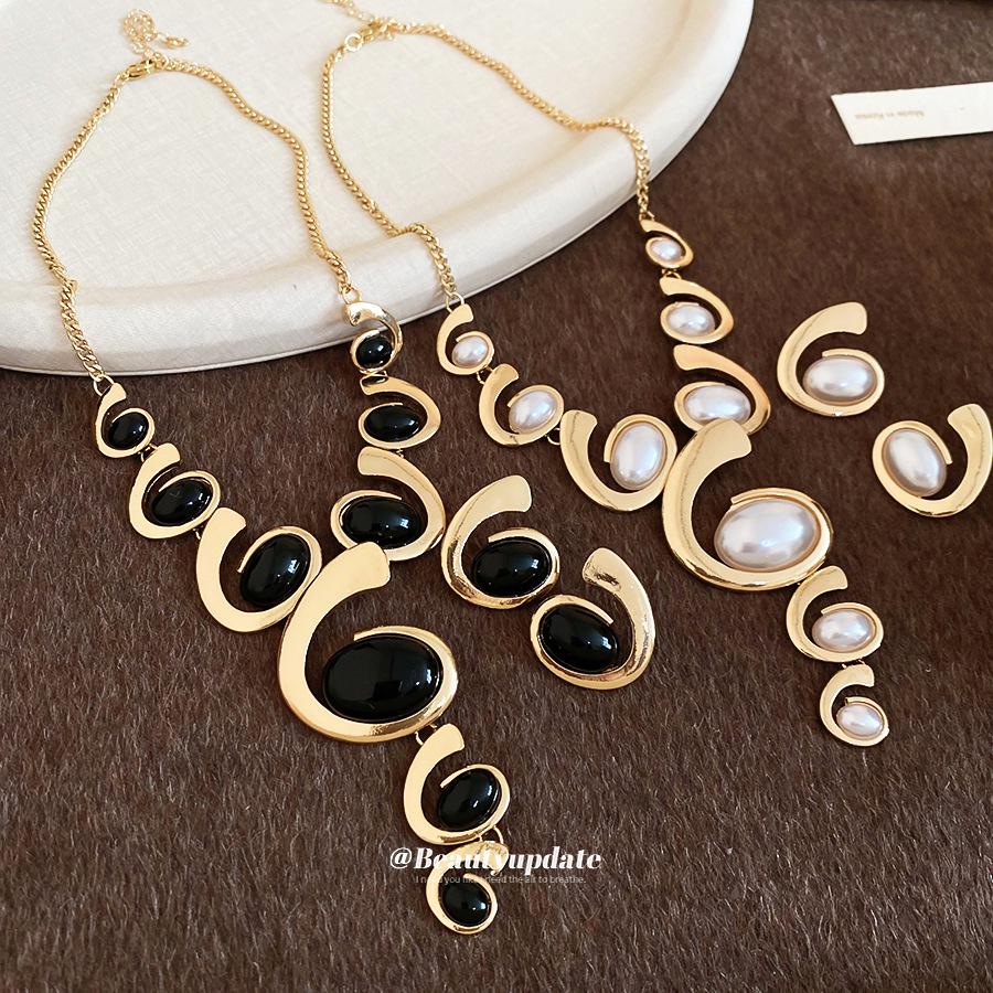 Elegant Two-Piece Metallic Acrylic Oval Stud Earrings and Necklace Set