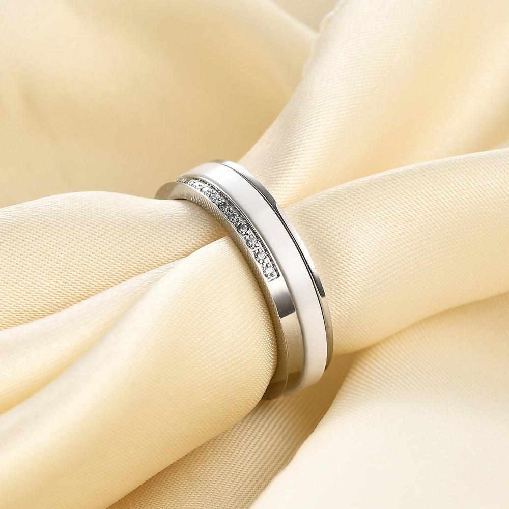 Fashionable and individual 5.5MM black and white single-row diamond-encrusted ceramic rotatable ring for women's wedding as a gi