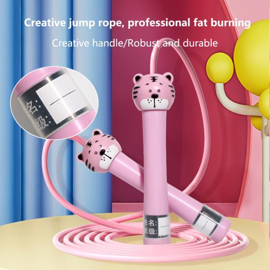 

Практичная скакалка. Написанное имя. Удобная ручка для фитнеса. розовый