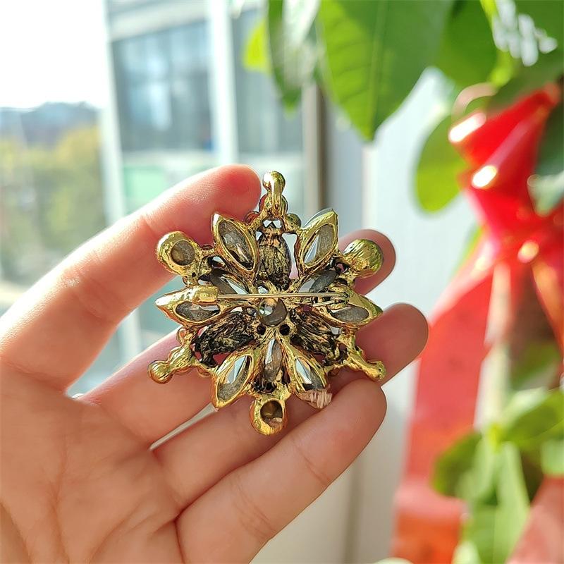 Rhinestone Flower Brooch for Women Snowflake Pins Banquet Party Backpack Gifts Jewelry Accessories