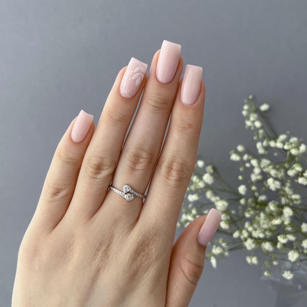 Серебряное кольцо с фианитами, вес изделия 1,54 гр (2143833)