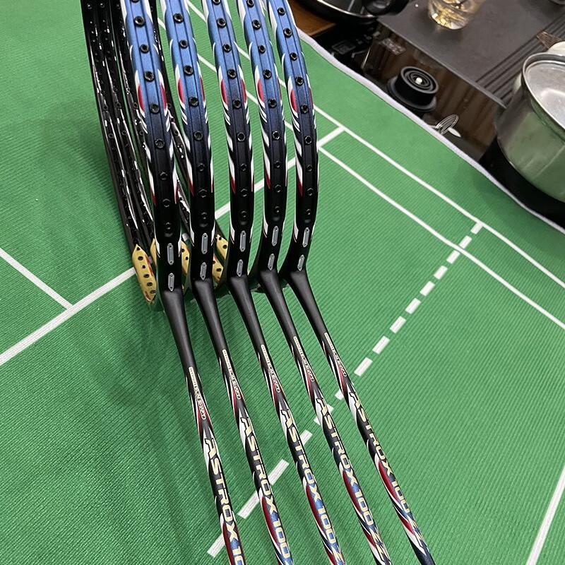 Astrox 100ZZ Carbon Offensiv-Badmintonschläger