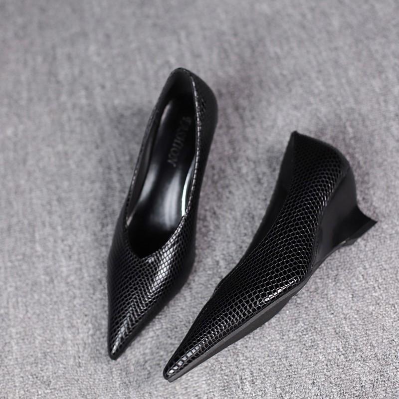Fashion Large Size Soft Leather Shallow Mouth Pointed Thick Heel Shoes Women 2025 New Spring Autumn Snakeskin Pattern High Heels Women’s