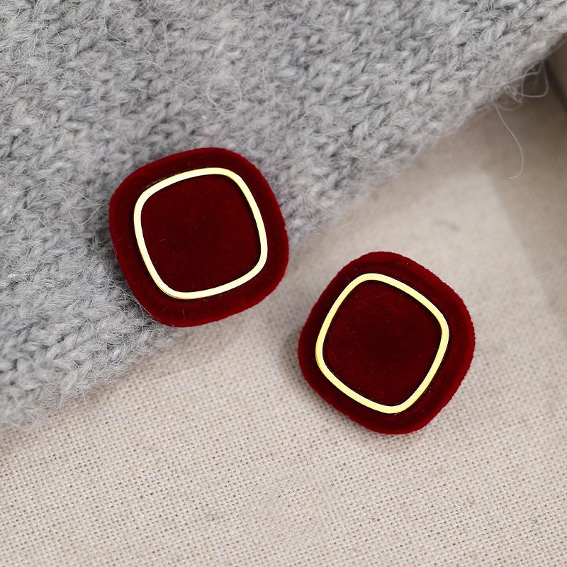 2026 Красные бархатные квадратные гвоздики: Элегантные и модные женские ювелирные изделия высокого класса