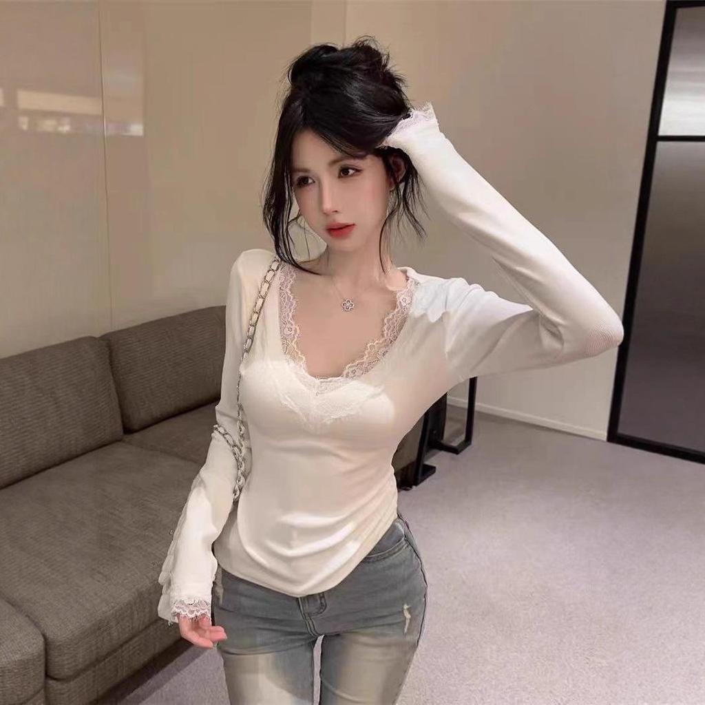 Lace Trim V-Neck Long-Sleeve Brushed T-Shirt with Cashmere Fur Lining for Women - Autumn/Winter Collection.