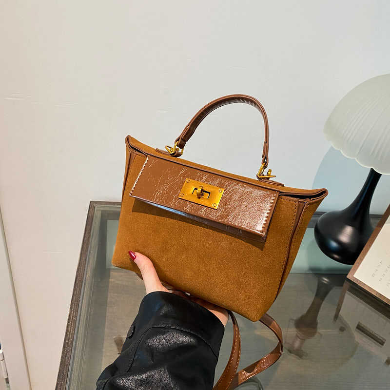 The new high-end sense bag contrasting colors, the messenger women's bag carried by the Kell wing bag.
