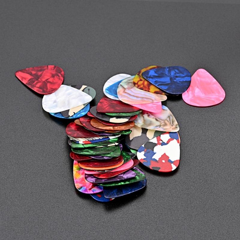 50 Stück/Set Bunte Celluloid-Gitarrenplektren 0,7 mm Gitarrenplektren für Ukulele Bass