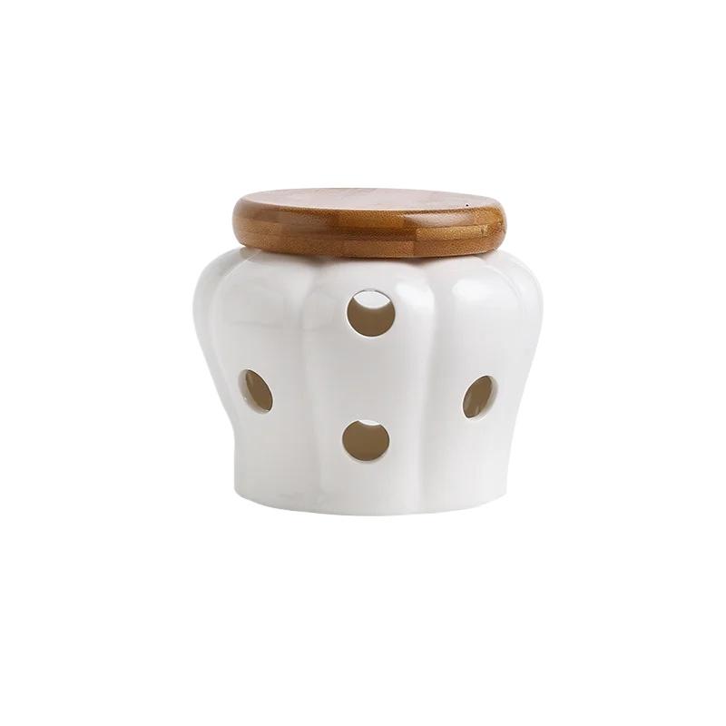 Керамическая банка для хранения чеснока с крышкой ажурная в форме тыквы для хранения головок чеснока имбиря перца чили подсвечник 4550₽