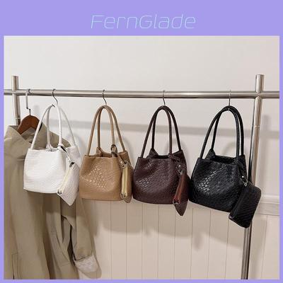 Large Capacity Tote Bag For Women With Pu Material And Zipper Closure For Daily Use