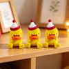 Kreative Weihnachtsgeschenke 3D-gedruckte gelbe Entenfigurine, Lustige arrogante Statue mit dreidimensionaler Weihnachtsfigurenmütze, Miniatur-Ornament