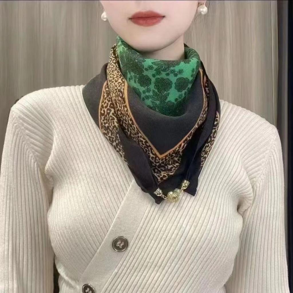 65.65 Magnetic Buckle Silk Scarf Women'S Square Scarf Winter Lazy Pendant Scarf Scarf Neck Decoration Fashionable And Versatile
