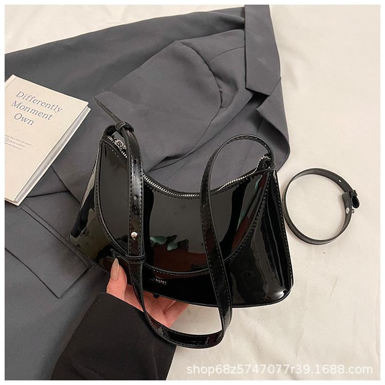 

Premium patent leather glossy small bag women s 2025 new autumn versatile shoulder underarm bag super fire messenger bag чёрный