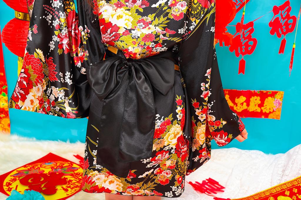 Kimono japonez pentru femei, cu design de graffiti, Party City Tokimeki, cu cutie neagră