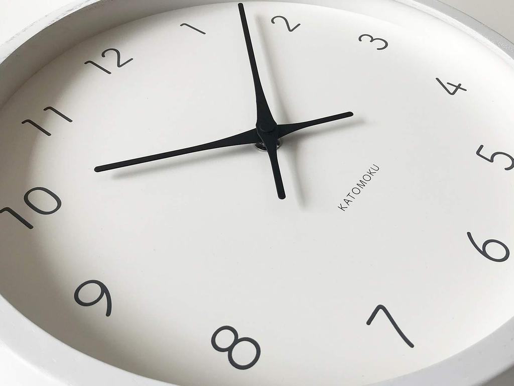 KATOMOKU Muku-klokke 7 hvit kontinuerlig sekundviser urverk kontrollert km-60WHRC 306 mm (Radioklokke)