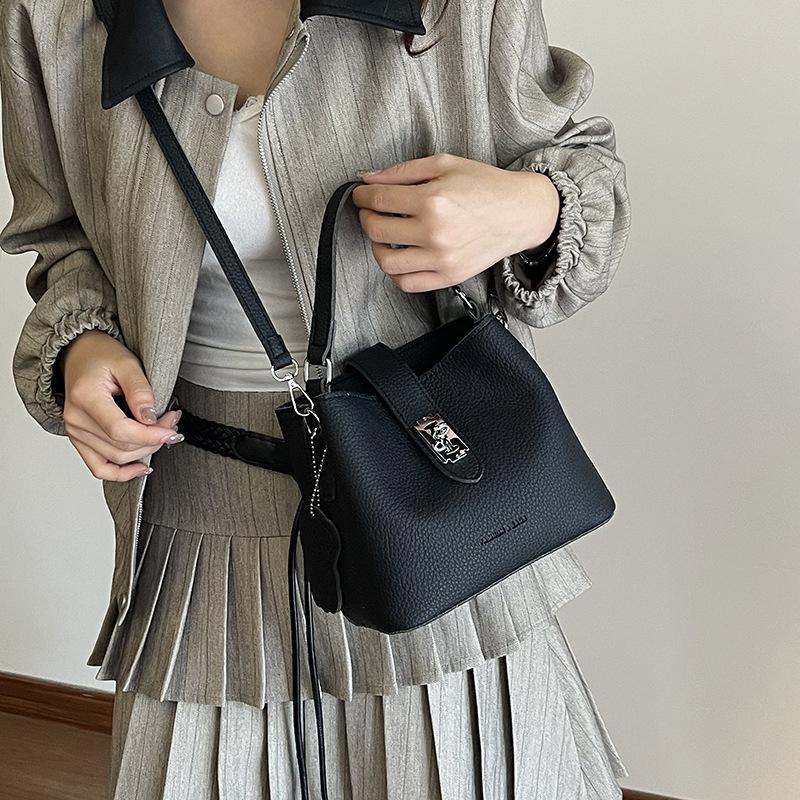 

Модная и популярная маленькая сумка женская новая высококлассная универсальная сумка-мессенджер портативная сумка на плечо чёрный