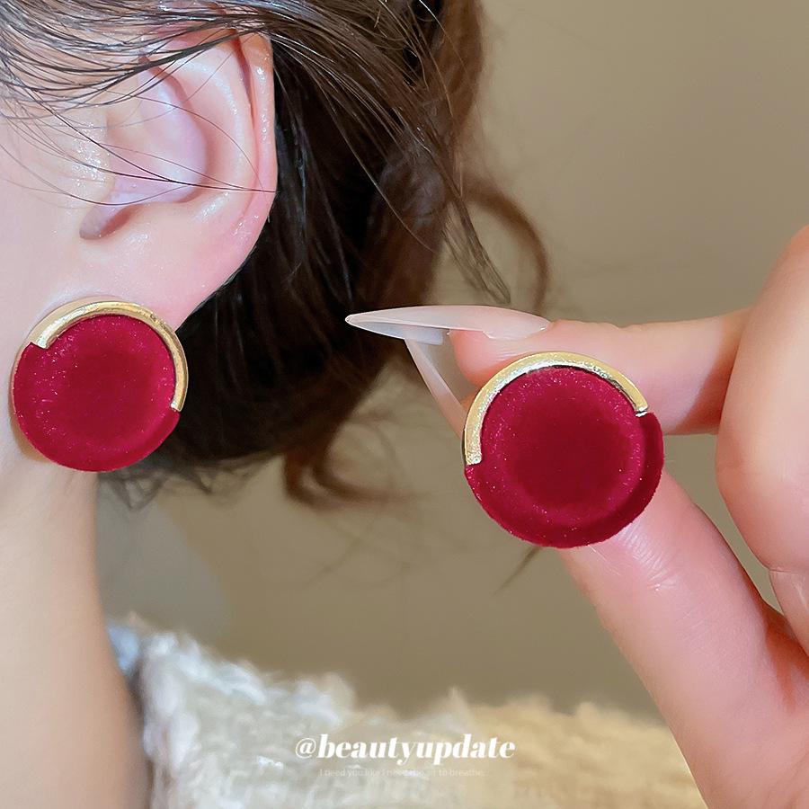 Silver Needle Autumn/Winter Retro Geometric Stud Earrings - High-End Hong Kong Style for Women