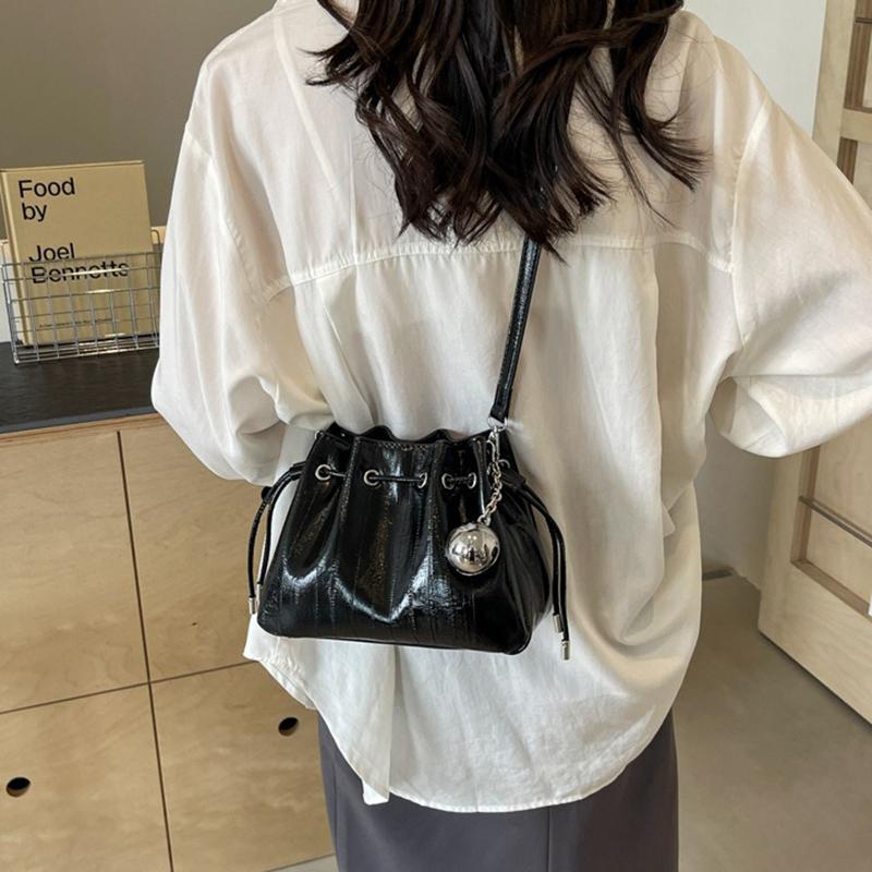 2024 New Work Bag Women's Pleated Crossbody Bag Summer Design Shoulder Bag Bucket Bag