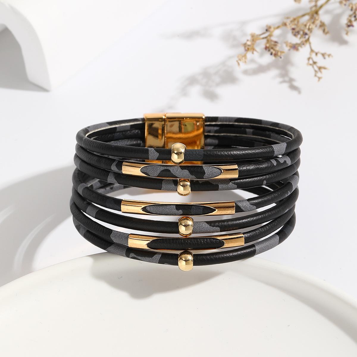 

Женский кожаный браслет с магнитной застежкой с леопардовым принтом и медными бусинами-трубочками чёрный/леопардовый
