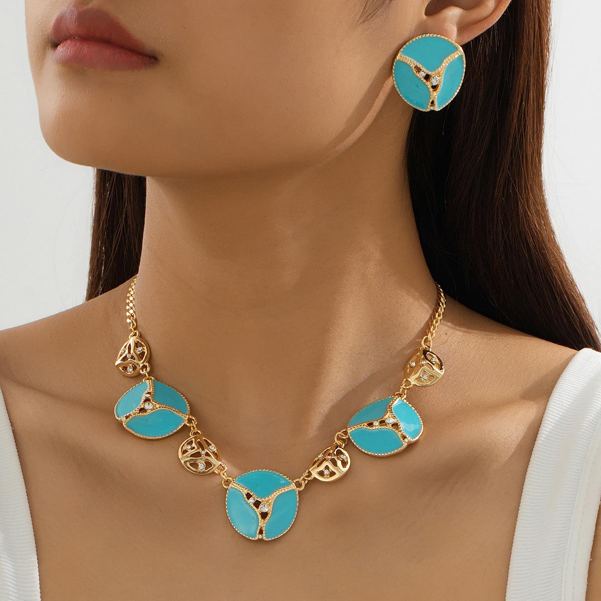 

Модные украшения для женщин золотой