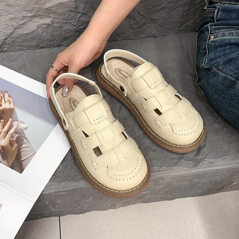 Baotou Sandalen Damen neue Zwei-Trage-Plateausandalen im Sommer 2025, flachsohlige, weichsohlige, vielseitige, lässige und bequeme Sandalen