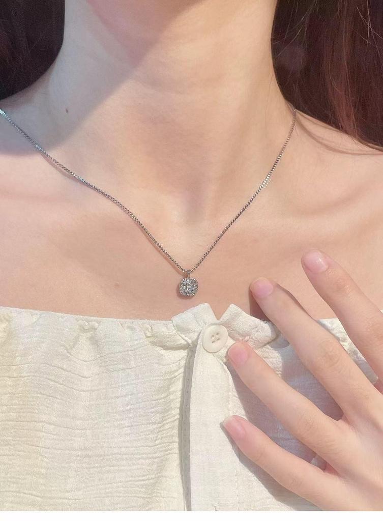 Nickel Silver-Plated Gold Sugar Cube Pendant Necklace for Women: Elegant, Simple, Versatile Luxury.