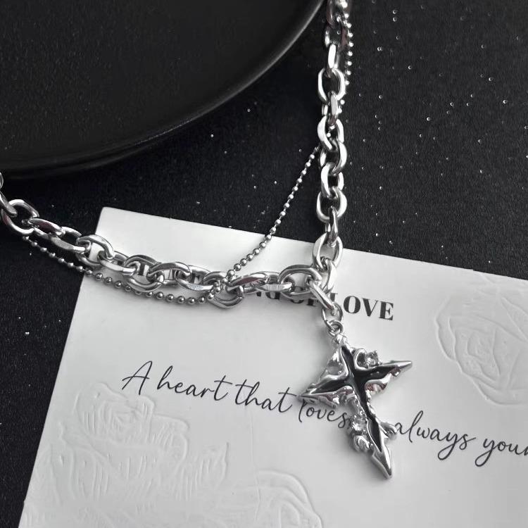 Trendigt halsband med korshänge: Mångsidig Hip Hop-stil för män och kvinnor