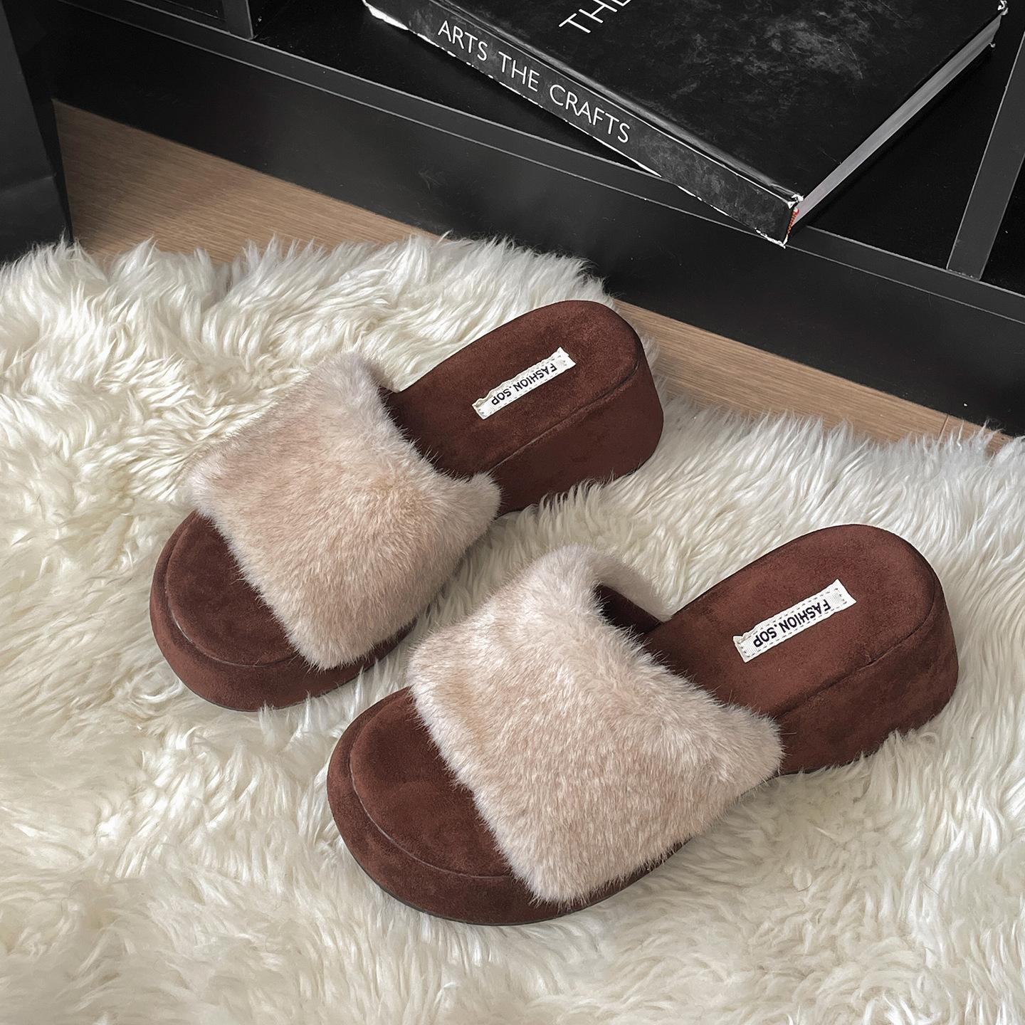 

Queen Fan white non-slip thick-bottomed fluffy slippers for women s outerwear 2025 new autumn and winter versatile height-increasing one-word drag 35 бежевый