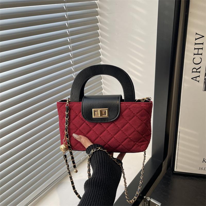 Stylish and versatile diamond chain bag, simple handbag, large-capacity shoulder retro messenger bag.