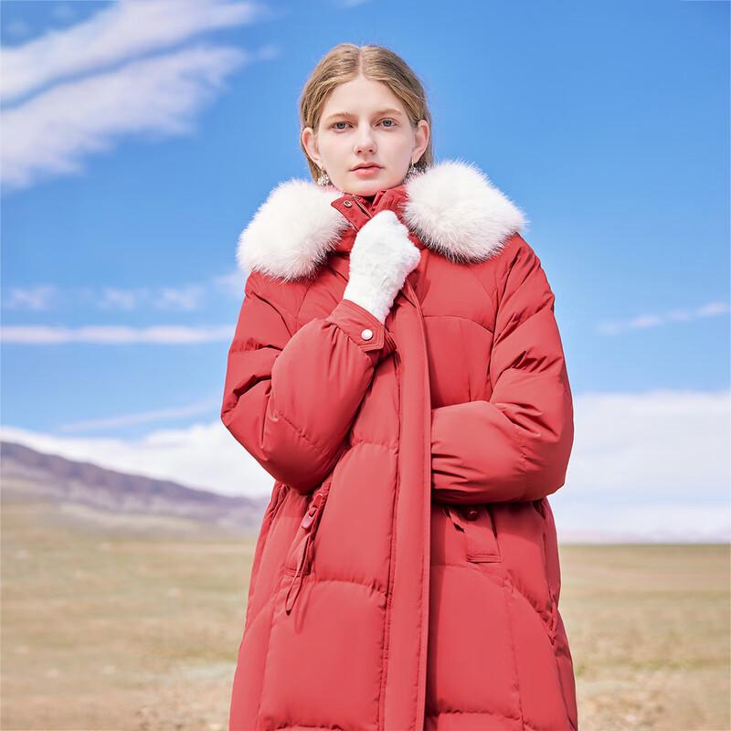 Geacă de damă elegantă cu guler de blană și glugă, de lungime medie, umplută cu puf