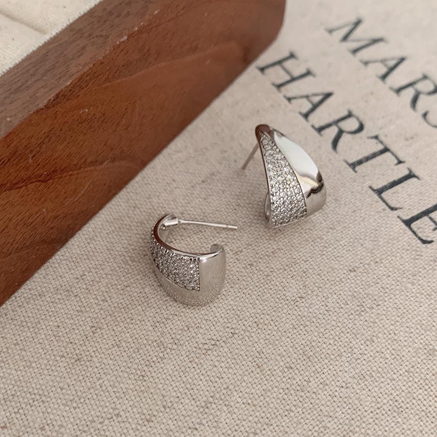 Chic Geometric Water Drop Stud Earrings: Fashionable, Versatile, Niche Design for Women, Celebrity Style Accessories