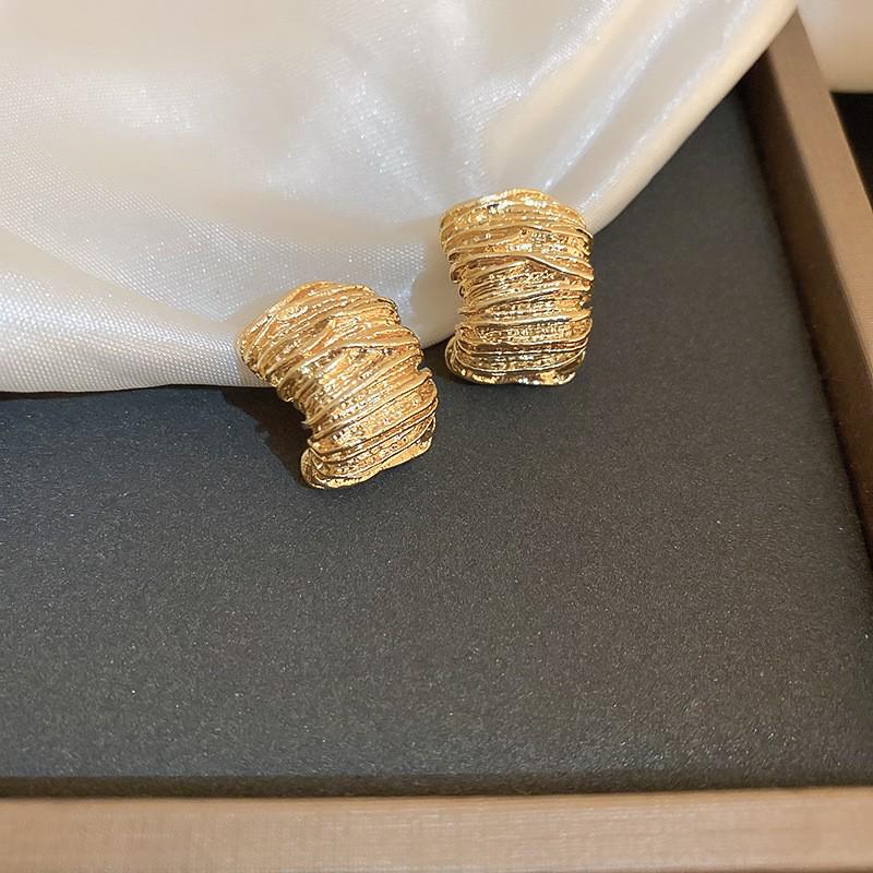 Silver Needle Irregular Stud Earrings: Retro European-American Style for Daily Versatile Wear with a High-End Luxurious Appeal.