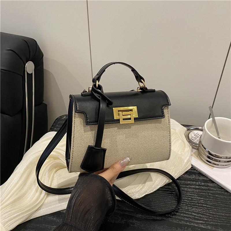 

Женская сумка премиум-текстуры, новая модная универсальная сумка через плечо, ретро, в иностранном стиле, маленькая квадратная сумка, 2025 чёрный