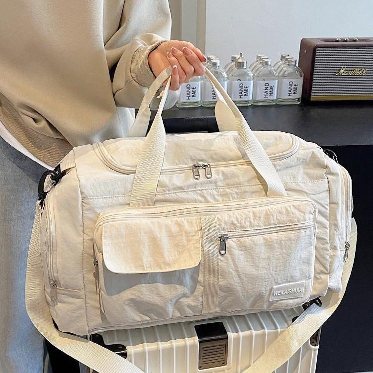 Large Capacity Waterproof Lightweight Travel Bag for Men and Women - Fashionable Handheld Storage for Short Trips and Sports.