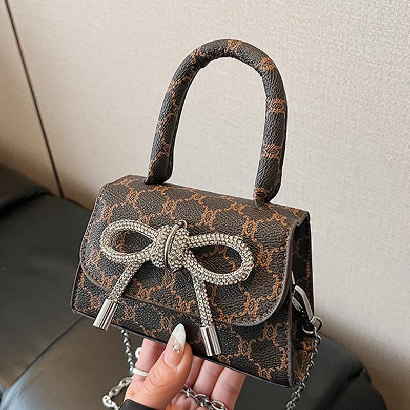 

Яркая и простая повседневная 2025 бант новая мода корейская цепочка персонализированная портативная кроссбоди на плечо маленькая квадратная сумка кофейный