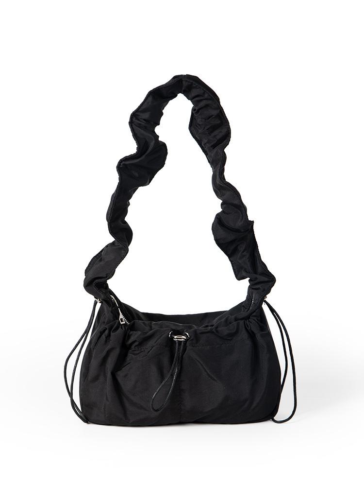 Дизайн в корейском стиле с ретро-темпераментом Сказочная плиссированная сумка под мышку Женская весенняя новинка моды Простая маленькая квадратная сумка чёрный 3060₽