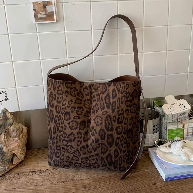 Large-capacity commuter tote bag 2025 autumn and winter new trendy fashion versatile shoulder bag women's mother bucket bag