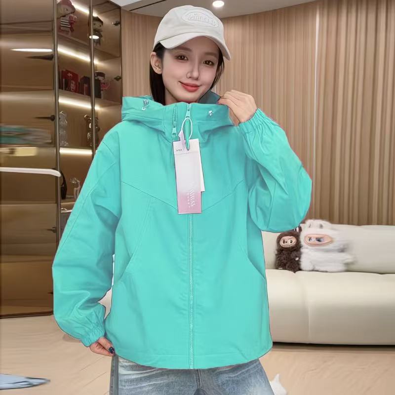 Fashionable Zippered Windbreaker Short Jacket with Hood Versatile Outdoor Jackets for All Seasons