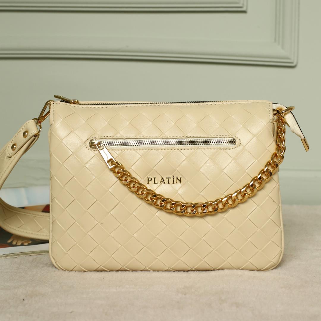 

Женская повседневная модель со стильной сумкой