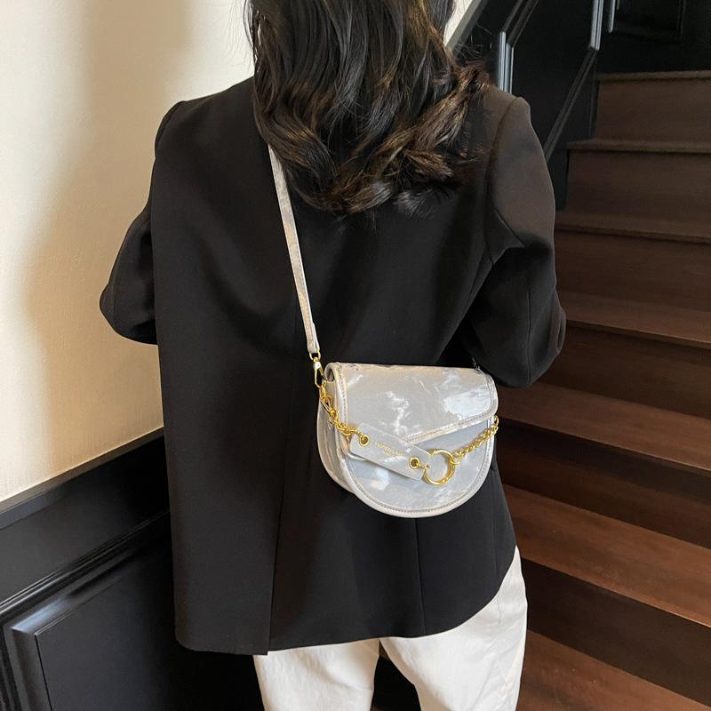 Korean version of fashion messenger saddle bag women's 2025 summer new trendy commuter casual shoulder bag simple small square bag